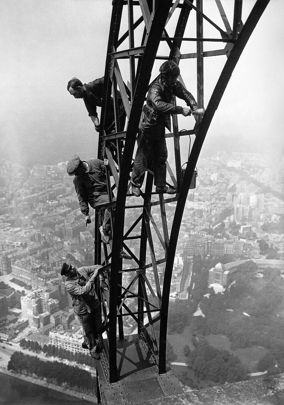peinture tour eiffel 1924 agence meurisse Peintre travaillant sur la structure de la tour Eiffel lors de la campagne de 1924