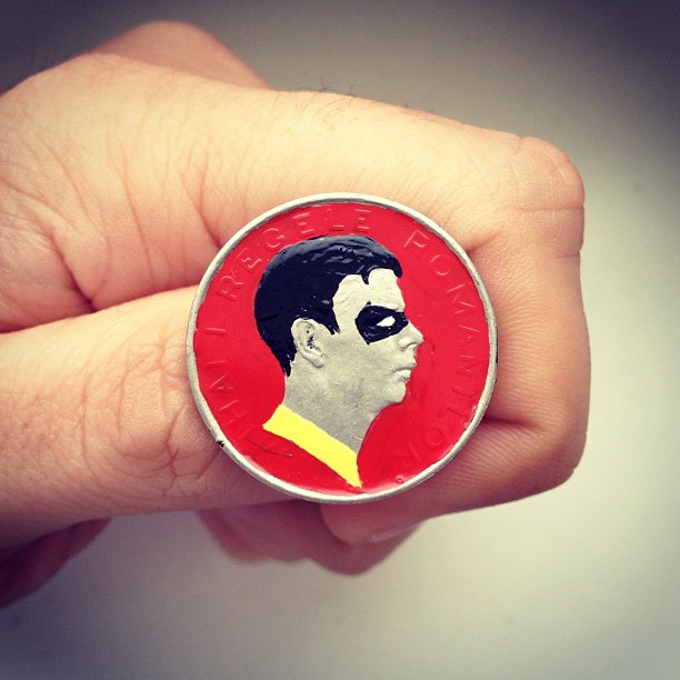 Andre Levy peint des personnages sur des pièces de monnaie personnages sur des pieces de monnaies robin personnages-sur-des-pièces-de-monnaies-robin