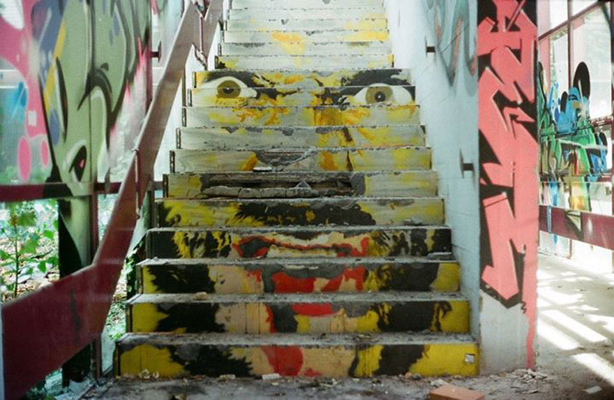 Zebrating : du street art sur des barreaux qui ne peut être vu que sous un certain angle street art sur des barreaux par zebrating 14 street-art-sur-des-barreaux-par-zebrating-14