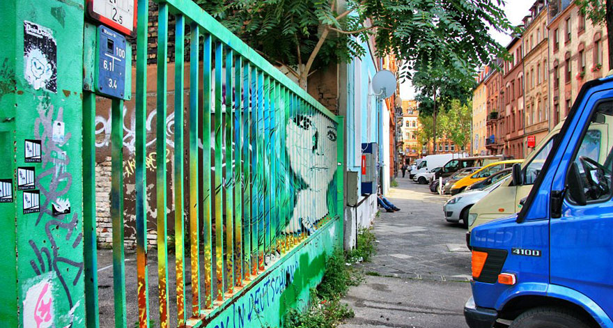 Zebrating : du street art sur des barreaux qui ne peut être vu que sous un certain angle street art sur des barreaux par zebrating 2 street-art-sur-des-barreaux-par-zebrating-2