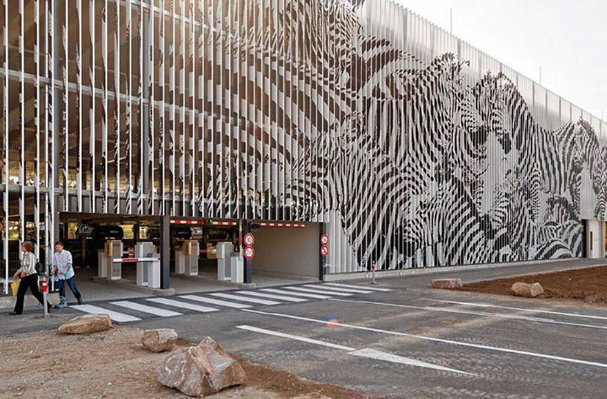 Zebrating : du street art sur des barreaux qui ne peut être vu que sous un certain angle street art sur des barreaux par zebrating 3 street-art-sur-des-barreaux-par-zebrating-3