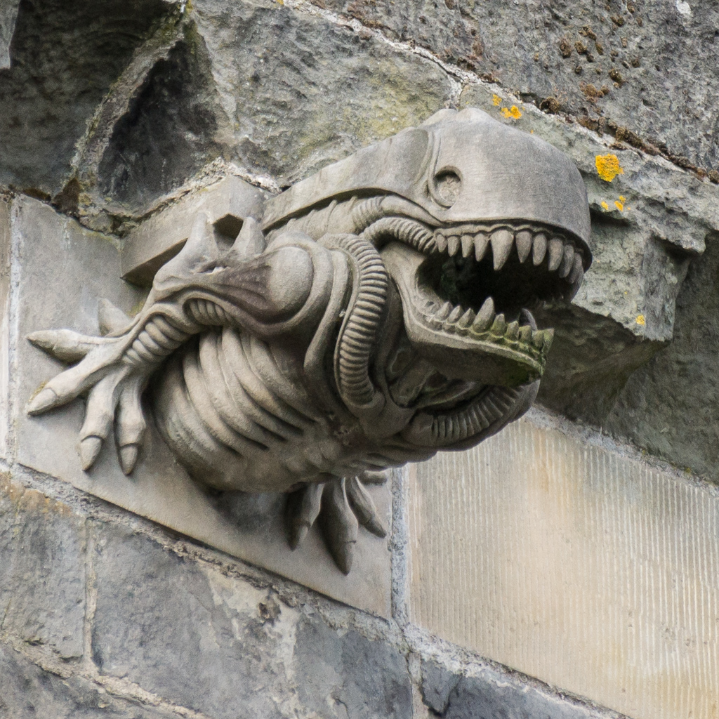 Une gargouille Alien sur une abbaye du 13ème siècle une gargouille alien sur une abbaye du 13eme siecle paisley 1 une-gargouille-alien-sur-une-abbaye-du-13eme-siecle-paisley-1