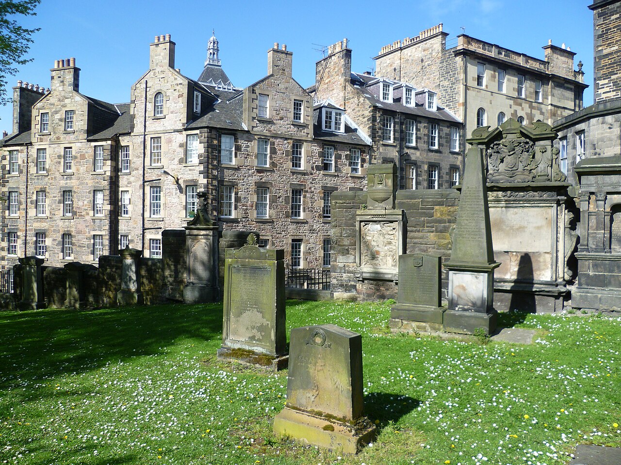 Greyfriars Kirkyard le cimetière le plus hanté du monde greyfriars kirkyard cimetiere le plus hante du monde edimbourg ecosse 1 greyfriars-kirkyard-cimetiere-le-plus-hante-du-monde-edimbourg-ecosse-1
