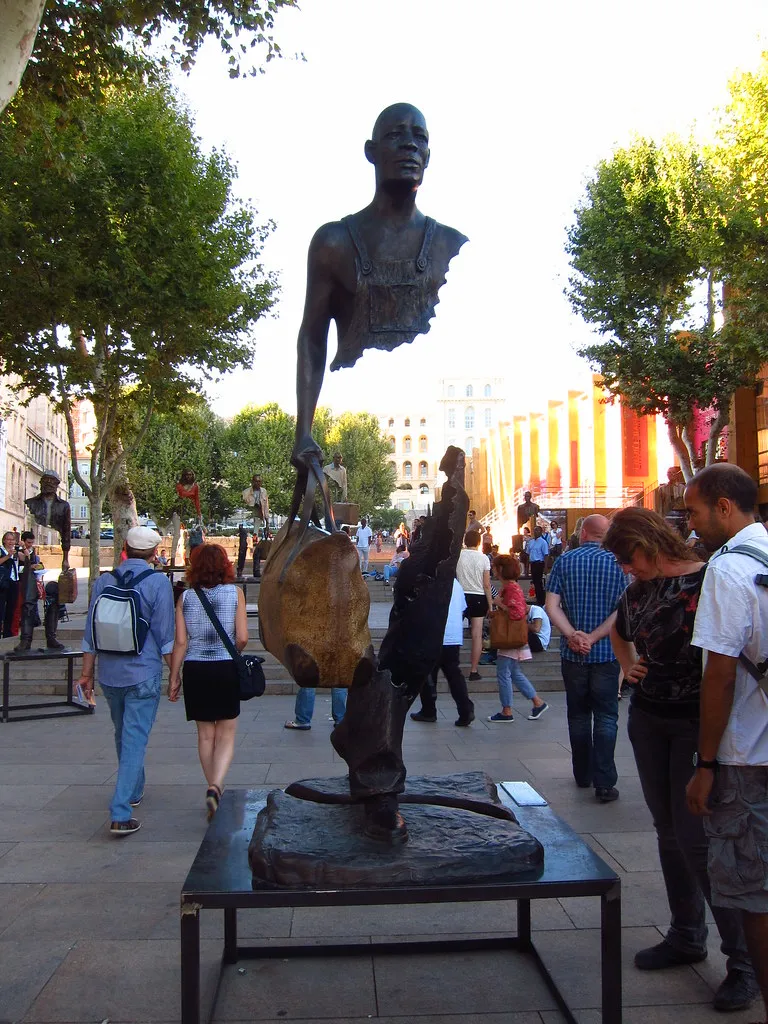 Les voyageurs, sculptures en bronze déchiquetées de Bruno Catalano les voyageurs sculptures en bronzes dechiquetees de bruno catalano 2 les-voyageurs-sculptures-en-bronzes-dechiquetees-de-bruno-catalano-2
