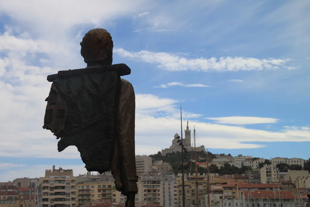 Les voyageurs, sculptures en bronze déchiquetées de Bruno Catalano les voyageurs sculptures en bronzes dechiquetees de bruno catalano 5 les-voyageurs-sculptures-en-bronzes-dechiquetees-de-bruno-catalano-5