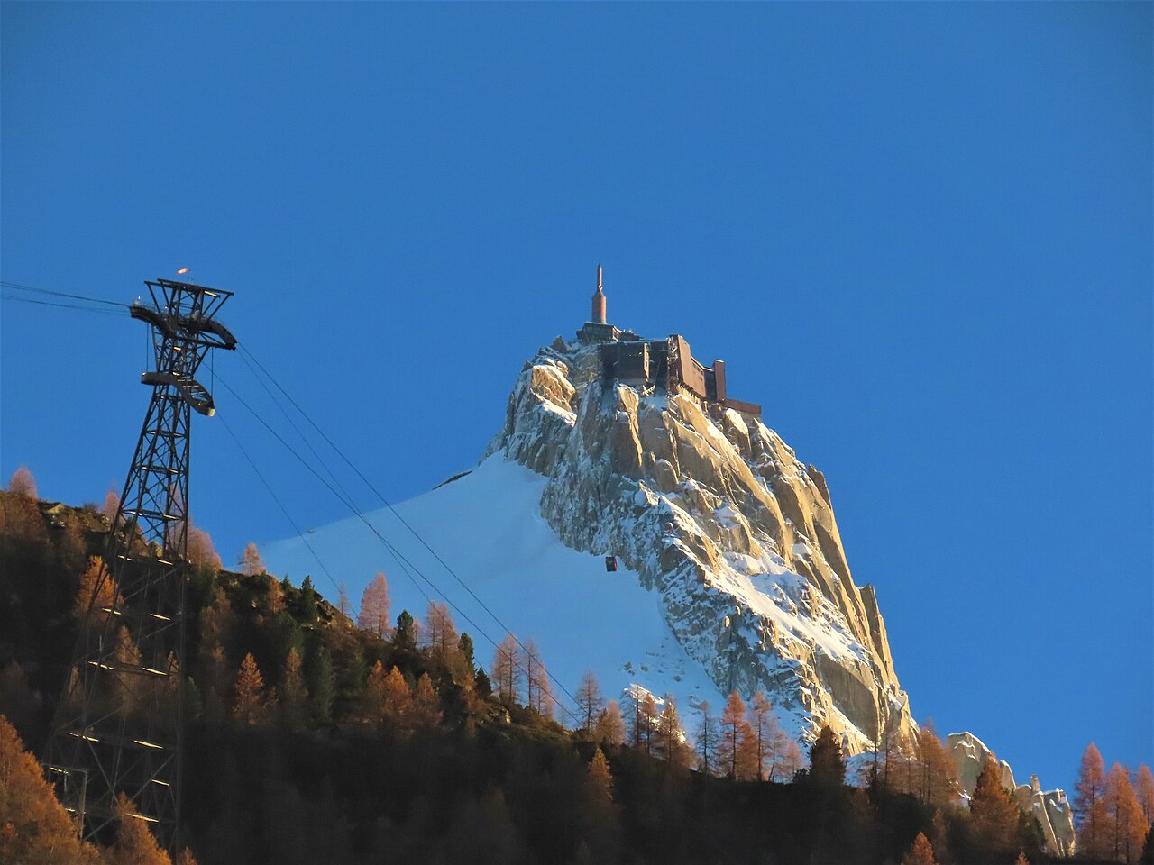 aiguille du midi chamonix telepherique Aiguille du Midi et téléphérique vus depuis Chamonix