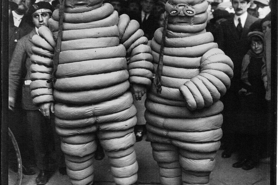 L'horrible bibendum Michelin de 1900 bibendum michelin bonhomme michelin 1900 1 Deux anciens Bibendum Michelin grandeur nature à Paris en 1922