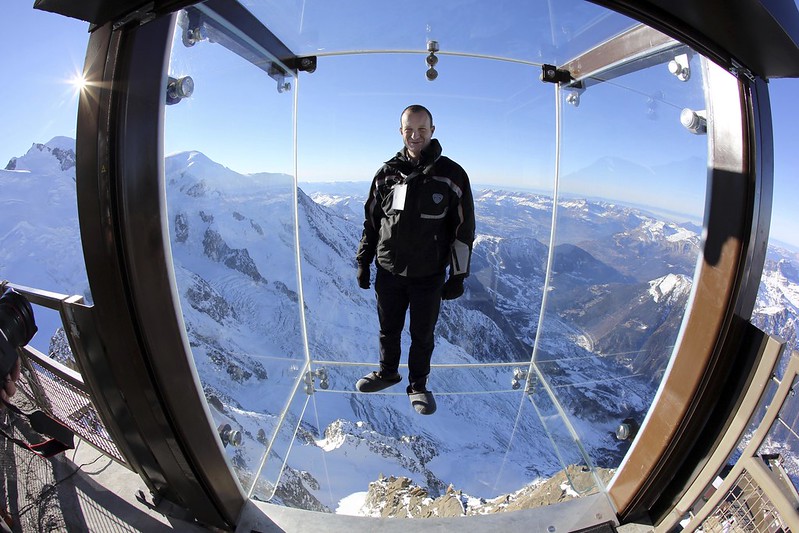 Vertige: une cage de verre au dessus du vide à l'aiguille du midi cage en verre au dessus du vide aiguille du midi mont blanc 4 cage-en-verre-au-dessus-du-vide-aiguille-du-midi-mont-blanc-4