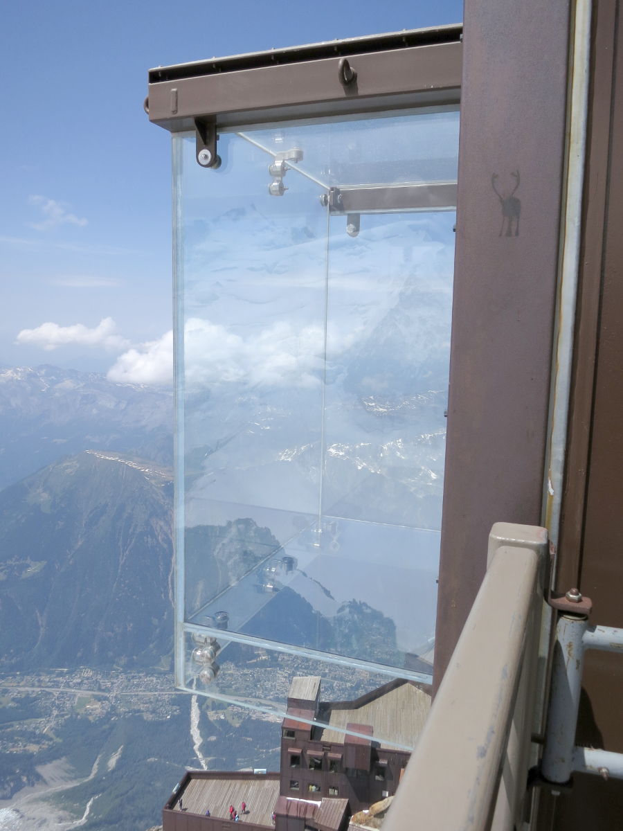 Cage de verre du Pas dans le Vide à l'Aiguille du Midi Cage de verre du Pas dans le Vide à l'Aiguille du Midi