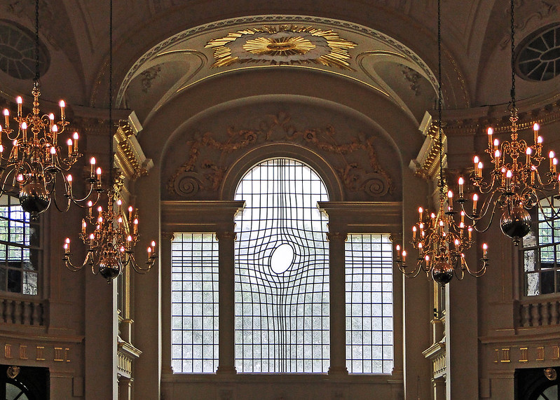 La fenêtre tordue de l'église Saint Martin par Shirazeh Houshiary fenetre tordue eglise saint martin par shirazeh houshiary 1 fenetre-tordue-eglise-saint-martin-par-shirazeh-houshiary-1