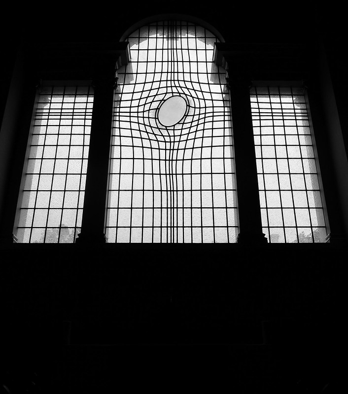 La fenêtre tordue de l'église Saint Martin par Shirazeh Houshiary fenetre tordue eglise saint martin par shirazeh houshiary 4 fenetre-tordue-eglise-saint-martin-par-shirazeh-houshiary-4