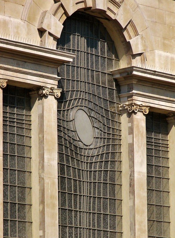 La fenêtre tordue de l'église Saint Martin par Shirazeh Houshiary fenetre tordue eglise saint martin par shirazeh houshiary 7 fenetre-tordue-eglise-saint-martin-par-shirazeh-houshiary-7