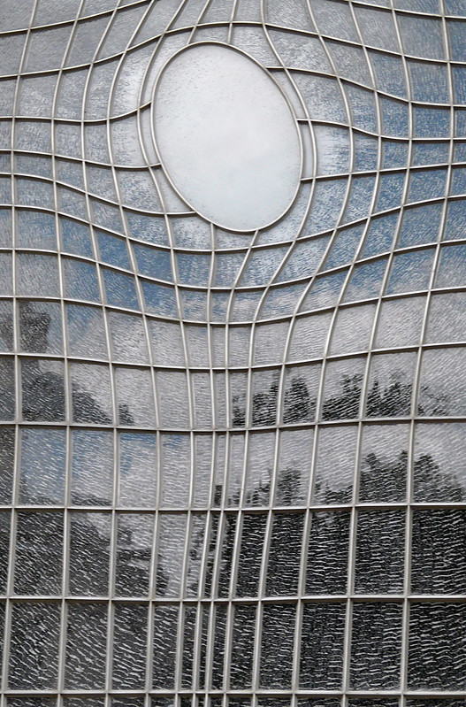 La fenêtre tordue de l'église Saint Martin par Shirazeh Houshiary fenetre tordue eglise saint martin par shirazeh houshiary 8 fenetre-tordue-eglise-saint-martin-par-shirazeh-houshiary-8