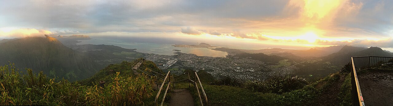 Vue depuis les Haiku Stairs sur Kāneʻohe et Oahu Vue depuis les Haiku Stairs sur Kāneʻohe et Oahu