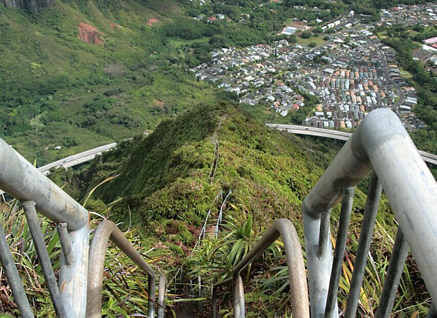 Haiku Stairs : les 3 922 marches interdites sur les crêtes d’Oahu haiku stairs oahu hawaii Haiku Stairs sur les crêtes d’Oahu à Hawaï