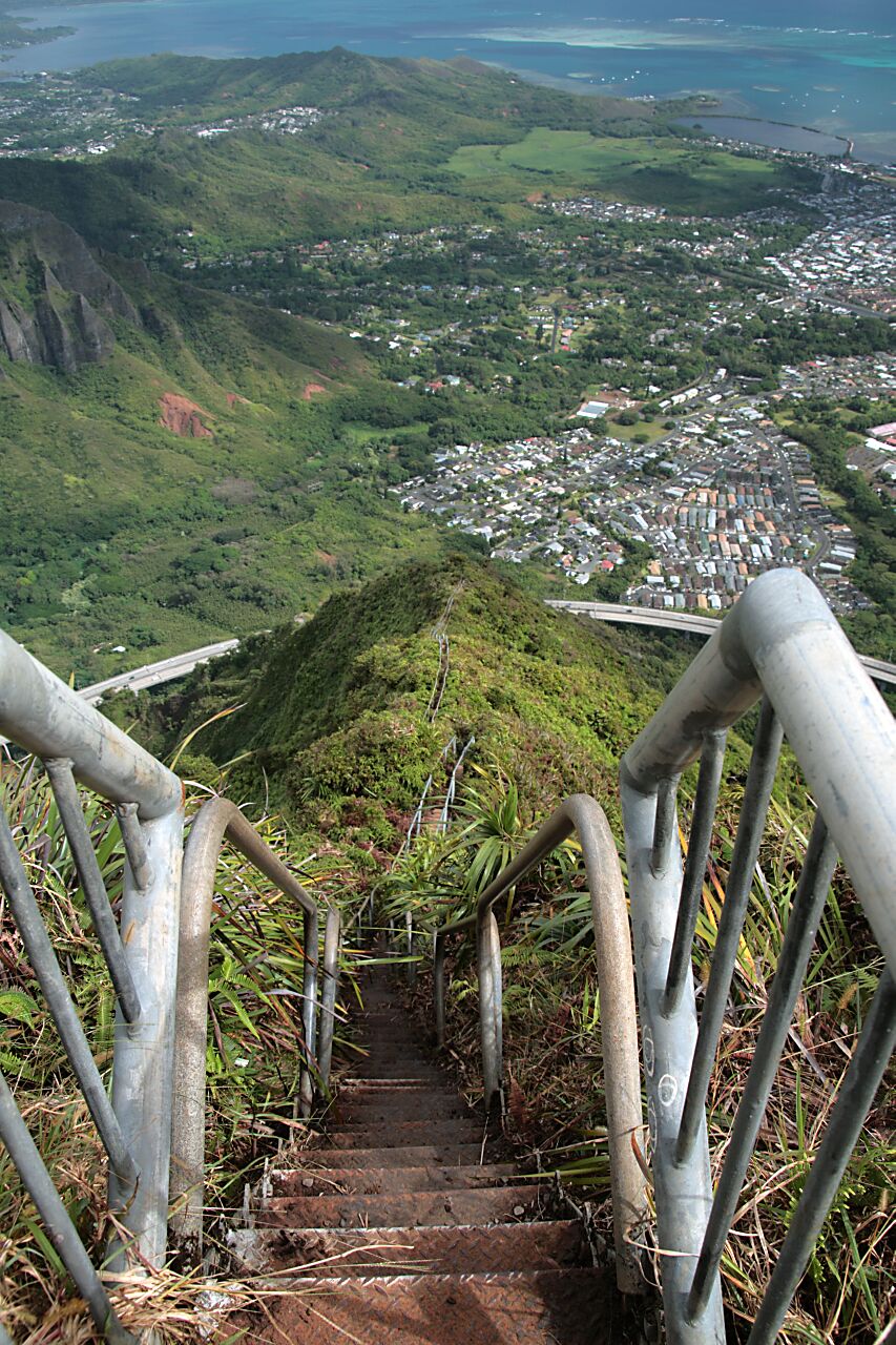 Haiku Stairs sur les crêtes d’Oahu à Hawaï Haiku Stairs sur les crêtes d’Oahu à Hawaï