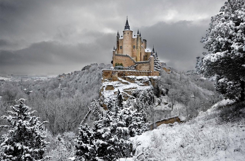 15 vrais endroits qui ont inspiré les films de Disney les vrais endroits inspire les films de disney blanche neige chateau alcazar de segovie 2 les-vrais-endroits-inspire-les-films-de-disney-blanche-neige-chateau-alcazar-de-segovie-2