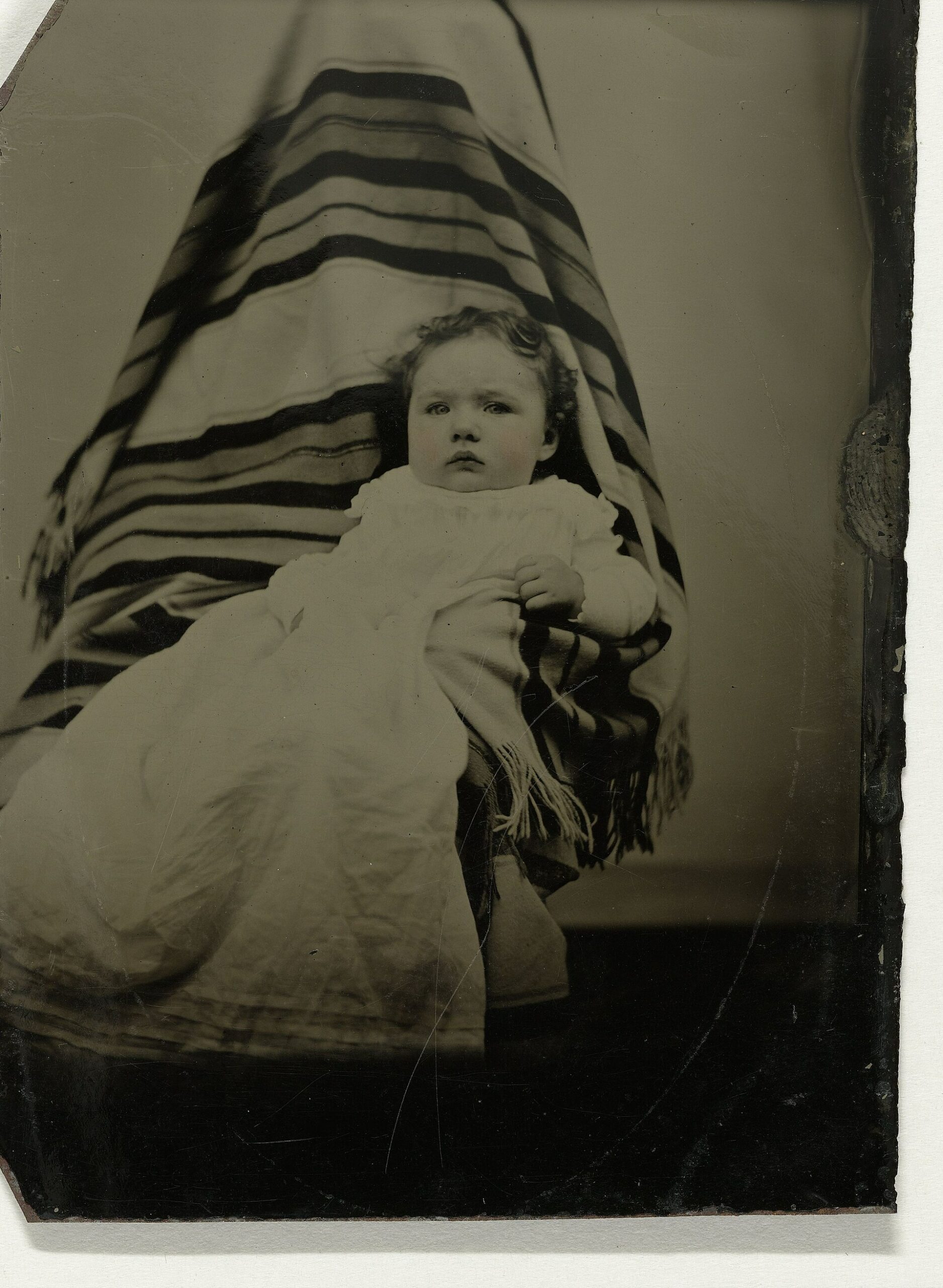 Portrait d'une fillette avec sa mère cachée sous un tissu derrière elle vers 1880-1910 Portrait d'une fillette avec sa mère cachée sous un tissu derrière elle vers 1880-1910