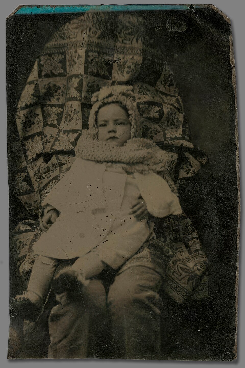 Père caché derrière son enfant vers 1880 Portrait ancien d'un bébé avec son père caché sous une étoffe derrière lui vers 1880
