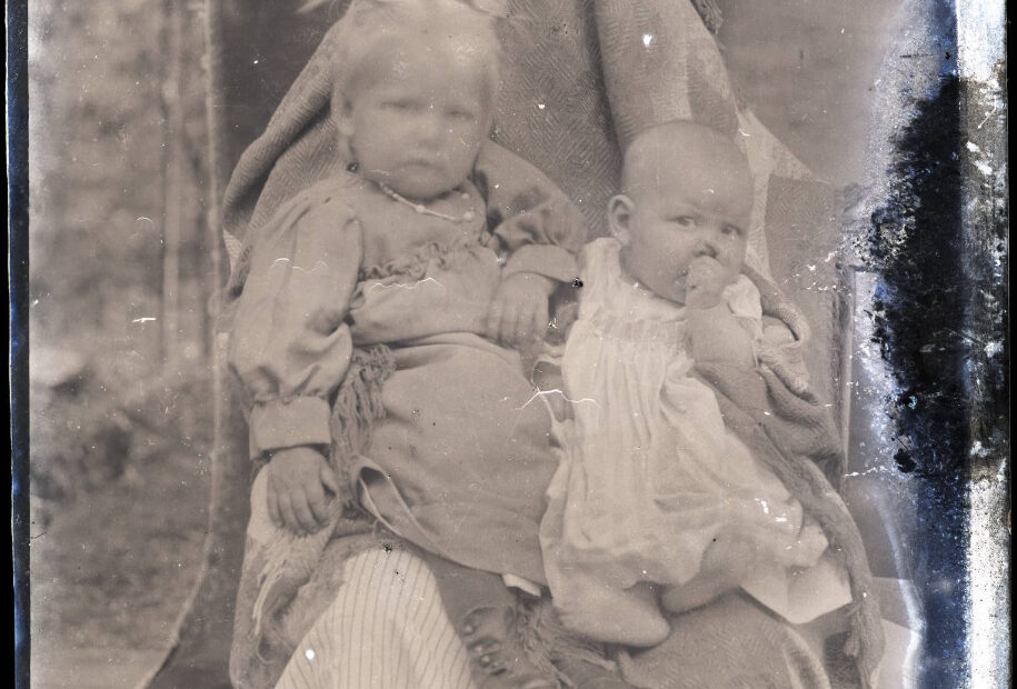 Les parents cachés dans des portraits d'enfants au 19eme siècle parents caches dans des portraits d enfants 2 1 Deux enfants photographiés avec un adulte caché derrière eux par Albert J. Ewing