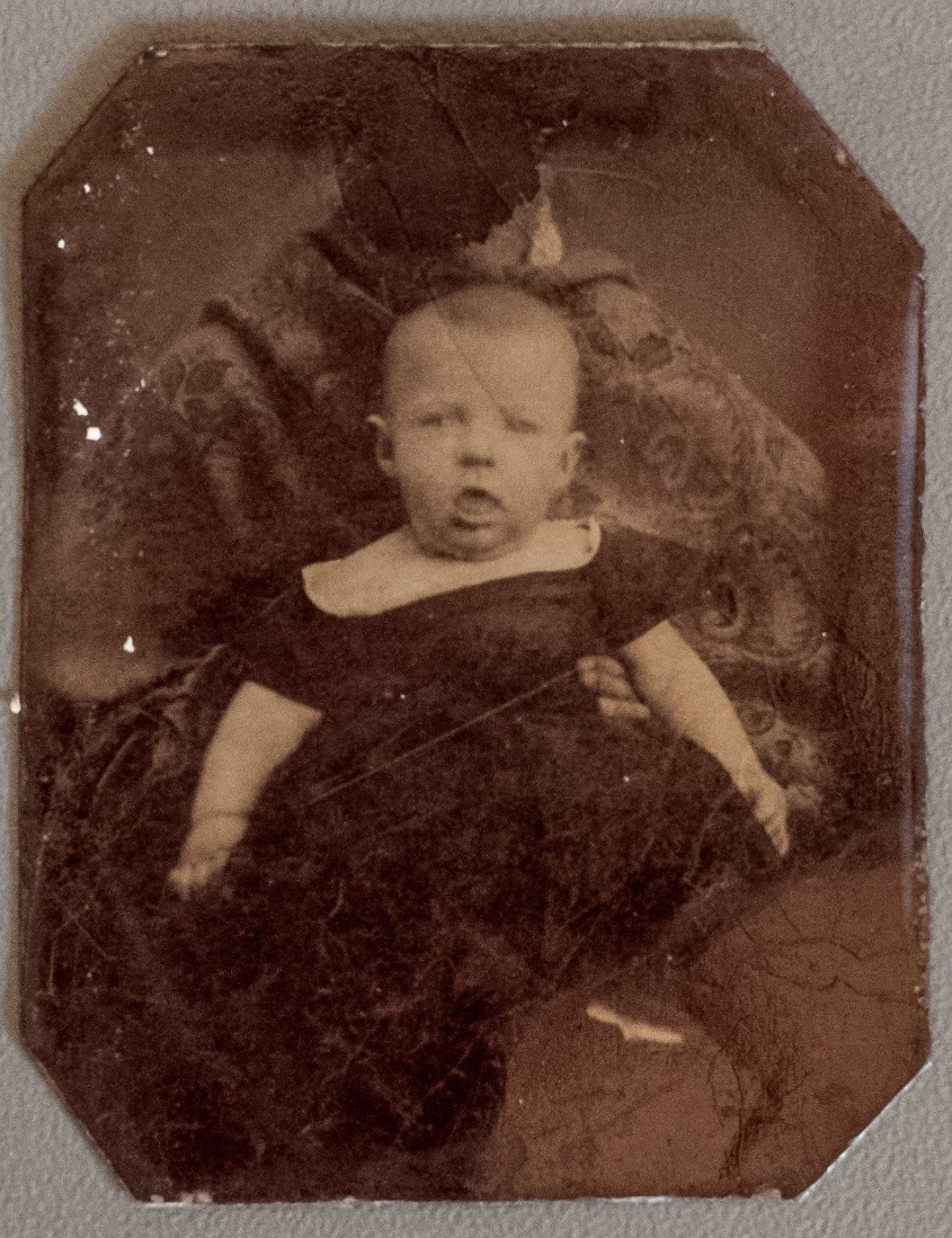 Portrait ancien d’un bébé avec un parent caché Ferrotype ancien d’un bébé photographié avec un adulte caché derrière lui