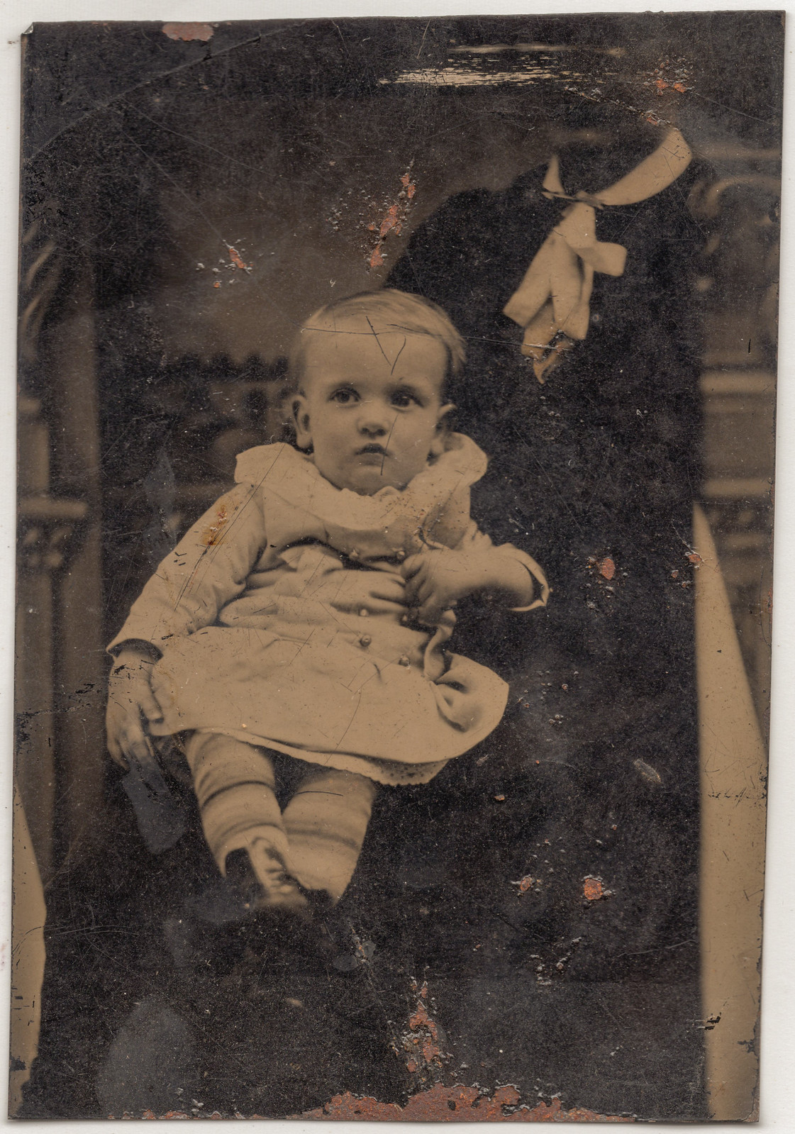 Ancien ferrotype d’un enfant avec un adulte caché Ancien ferrotype représentant un enfant avec un adulte dissimulé derrière lui