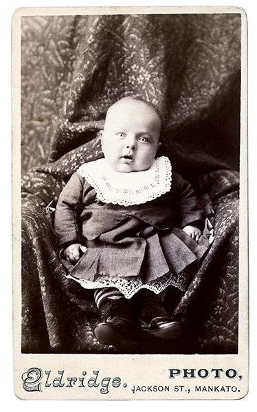 Les parents cachés dans des portraits d'enfants au 19eme siècle parents caches dans des portraits d enfants 3 Mother and baby portrait