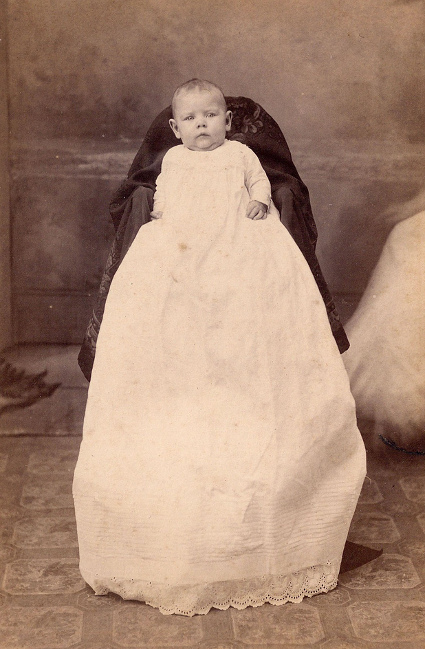 Portrait de bébé avec une mère dissimulée sous une étoffe Ancien portrait de bébé avec un adulte entièrement recouvert d'une étoffe derrière lui