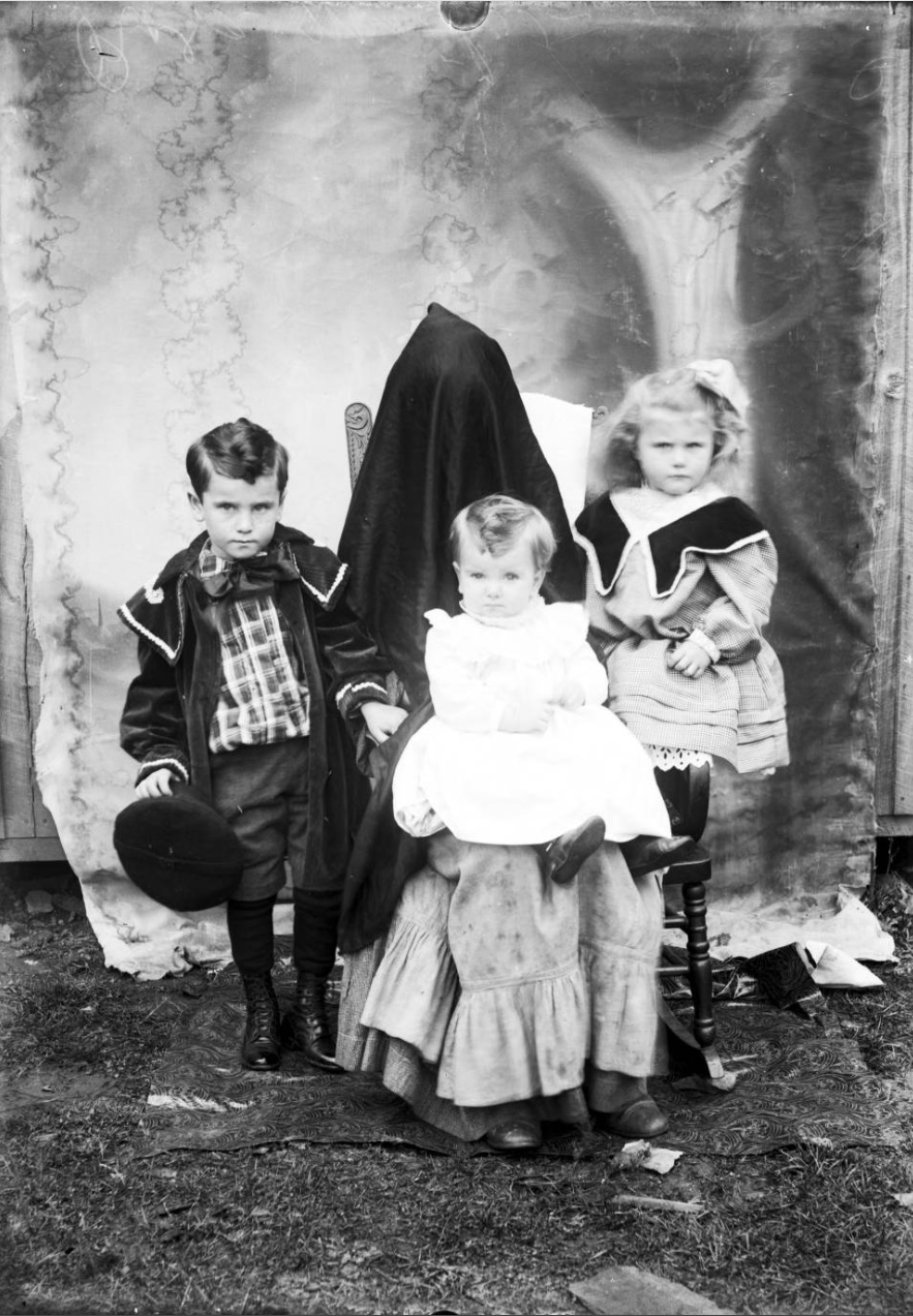 Hidden mother photographiée par Albert J. Ewing Portrait d'enfants devant un adulte caché sous une couverture par Albert J. Ewing