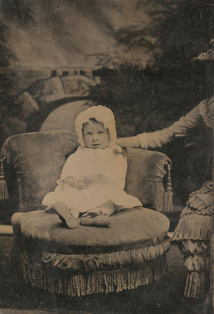 Parent partiellement visible à côté d'un bébé Portrait ancien d'un bébé avec une grande partie de l'adulte encore visible sur le côté