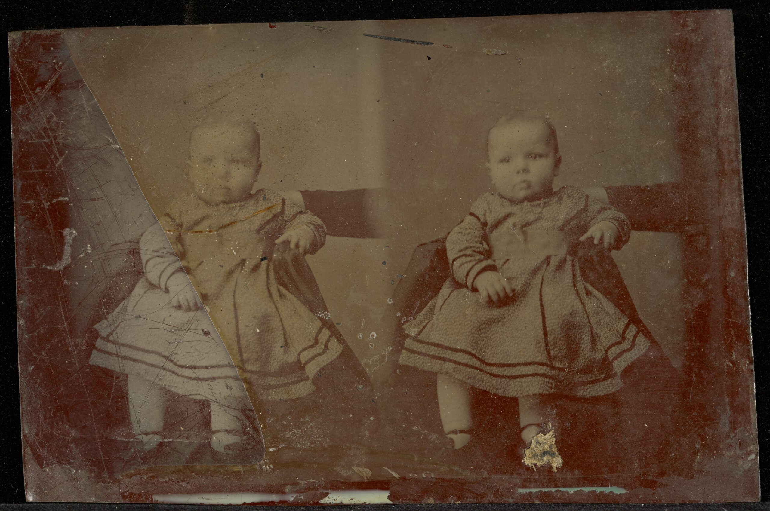 Double portrait d'un bébé avec le bras d'un adulte visible Double portrait d'un bébé en 1860 avec le bras de l'adulte qui le maintient visible