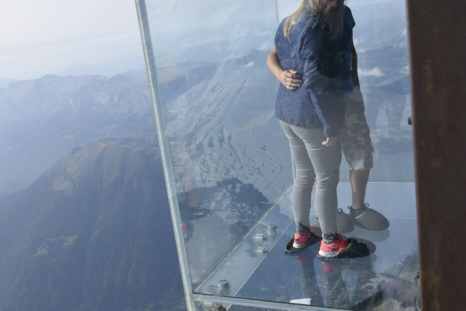 Pas dans le Vide à l’Aiguille du Midi : la cage de verre suspendue à 3 842 m pas dans le vide aiguille du midi cage verre Pas dans le Vide, cage de verre de l'Aiguille du Midi à Chamonix
