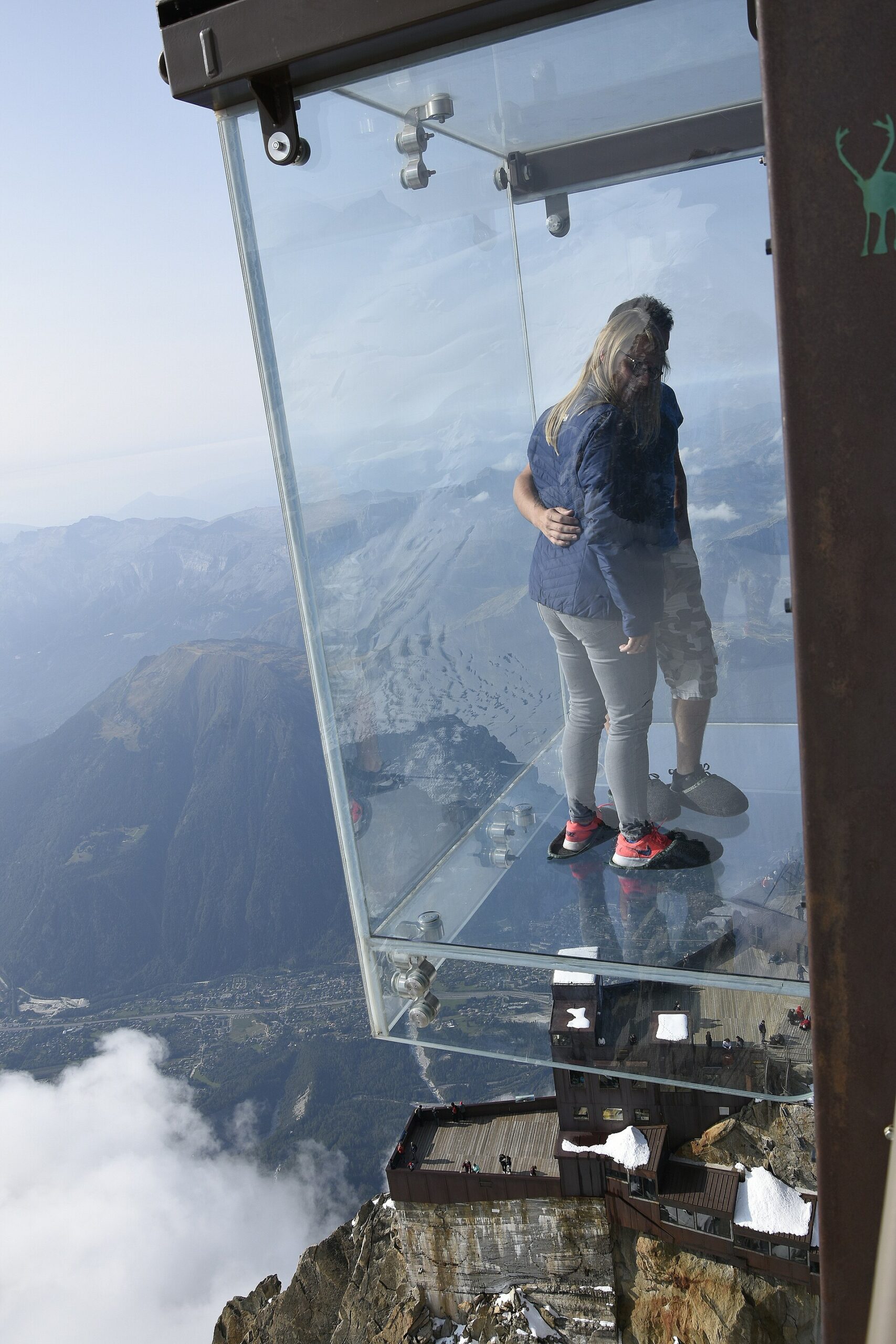 Pas dans le Vide, cage de verre de l'Aiguille du Midi à Chamonix Pas dans le Vide, cage de verre de l'Aiguille du Midi à Chamonix