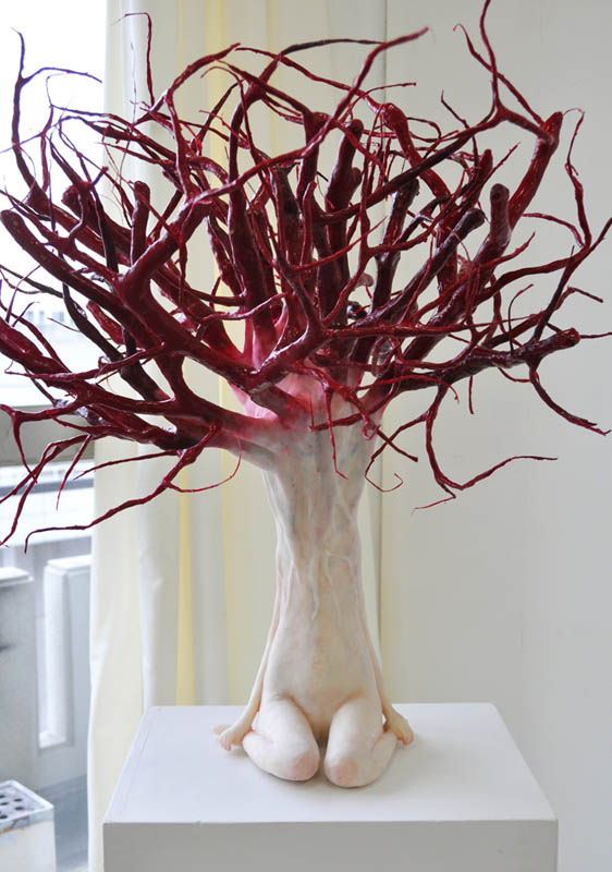 Des sculptures d'humanoïdes dévorés par la nature par Ishibashi Yui sculptures humanoides devores par les vegetaux par ishibashi yui 6 sculptures-humanoides-devores-par-les-vegetaux-par-ishibashi-yui-6