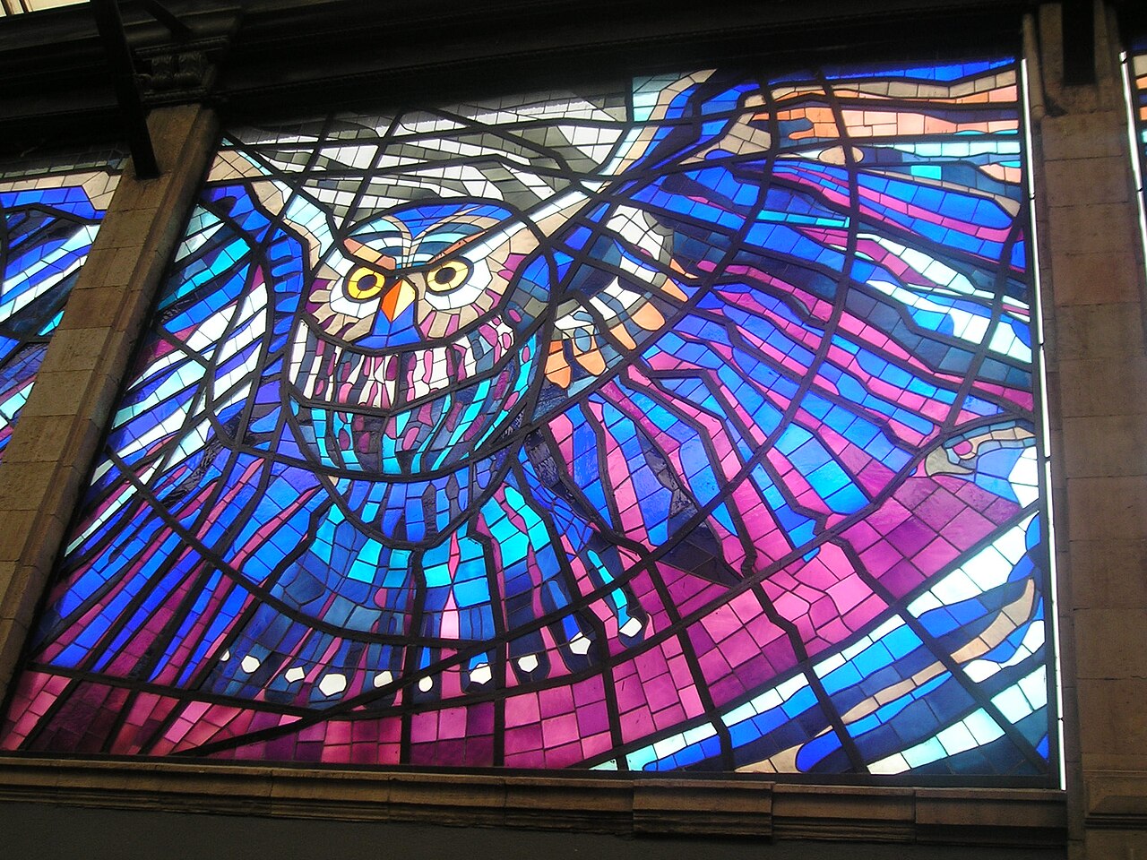 Búho, hibou symbolisant la nuit dans les vitraux du Cosmovitral Búho, hibou symbolisant la nuit dans les vitraux du Cosmovitral