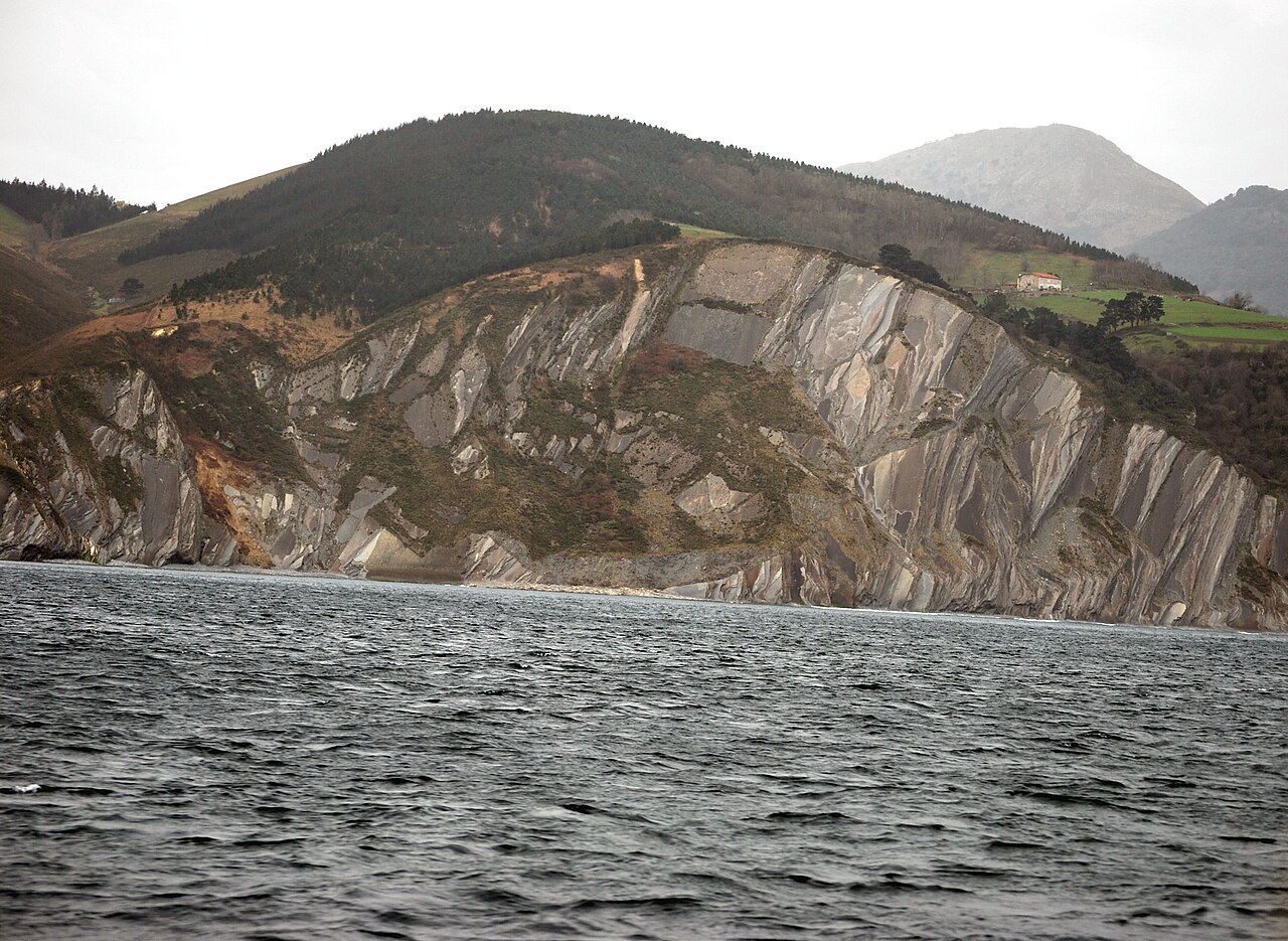 Couches rocheuses du flysch de Zumaia Couches parallèles du flysch de Zumaia mises à nu par l’érosion marine
