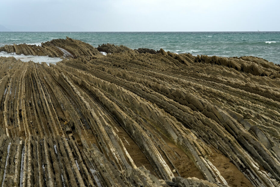 Strates spectaculaires du flysch de Zumaia sur la côte basque espagnole