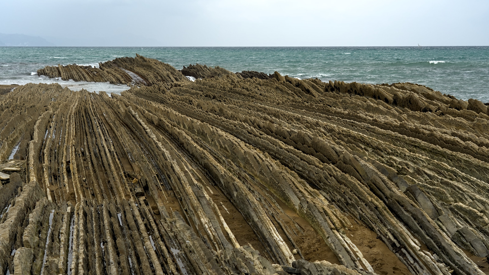 Flysch de Zumaia dans le Pays basque espagnol Strates spectaculaires du flysch de Zumaia sur la côte basque espagnole