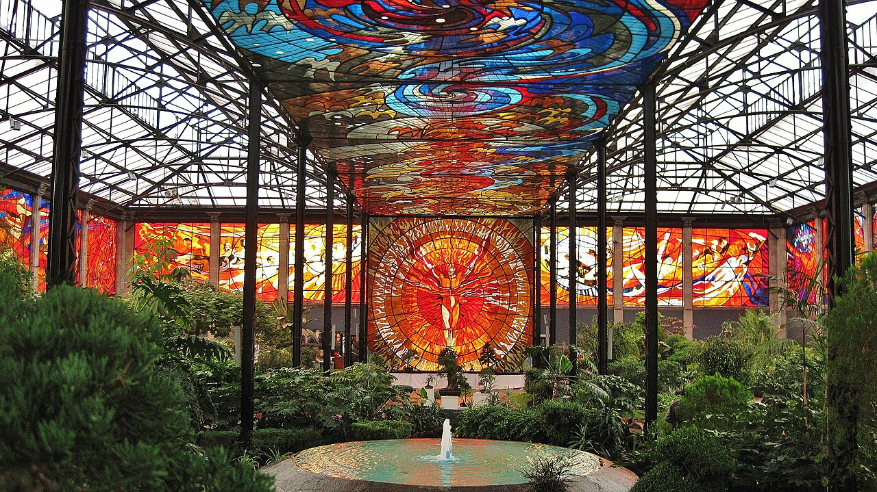 Intérieur du jardin botanique Cosmovitral de Toluca sous les vitraux Intérieur du jardin botanique Cosmovitral de Toluca sous les vitraux