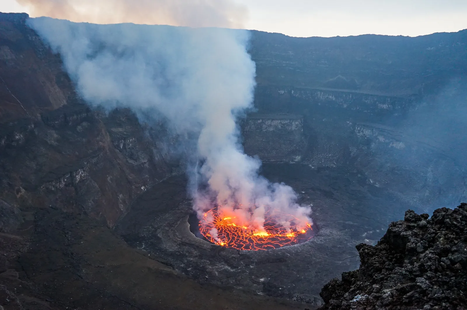 parois et terrasses internes du cratère du mont Nyiragongo parois et terrasses internes du cratère du mont Nyiragongo