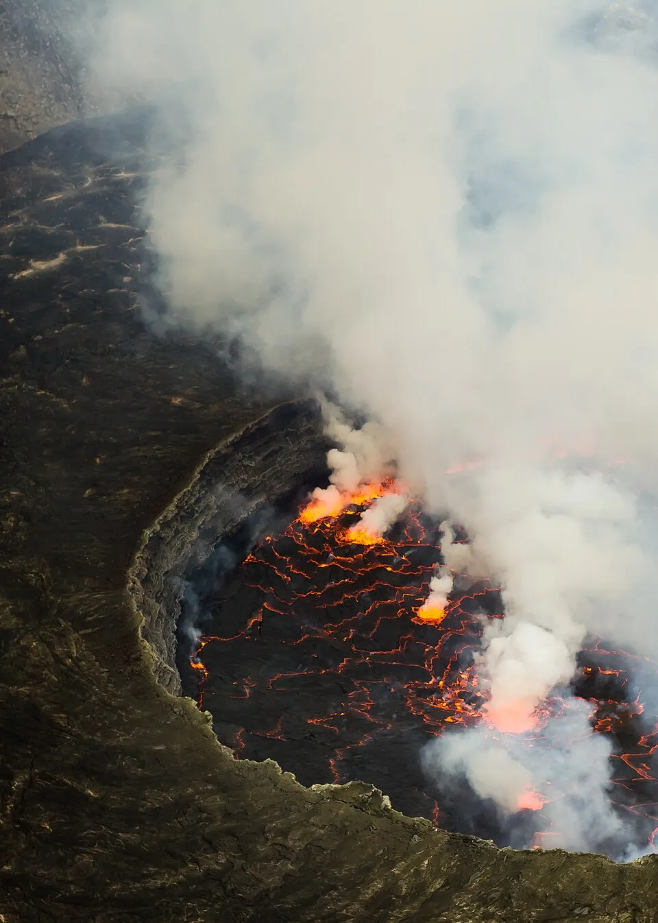 lac de lave incandescent au fond du cratère du mont Nyiragongo lac de lave incandescent au fond du cratère du mont Nyiragongo