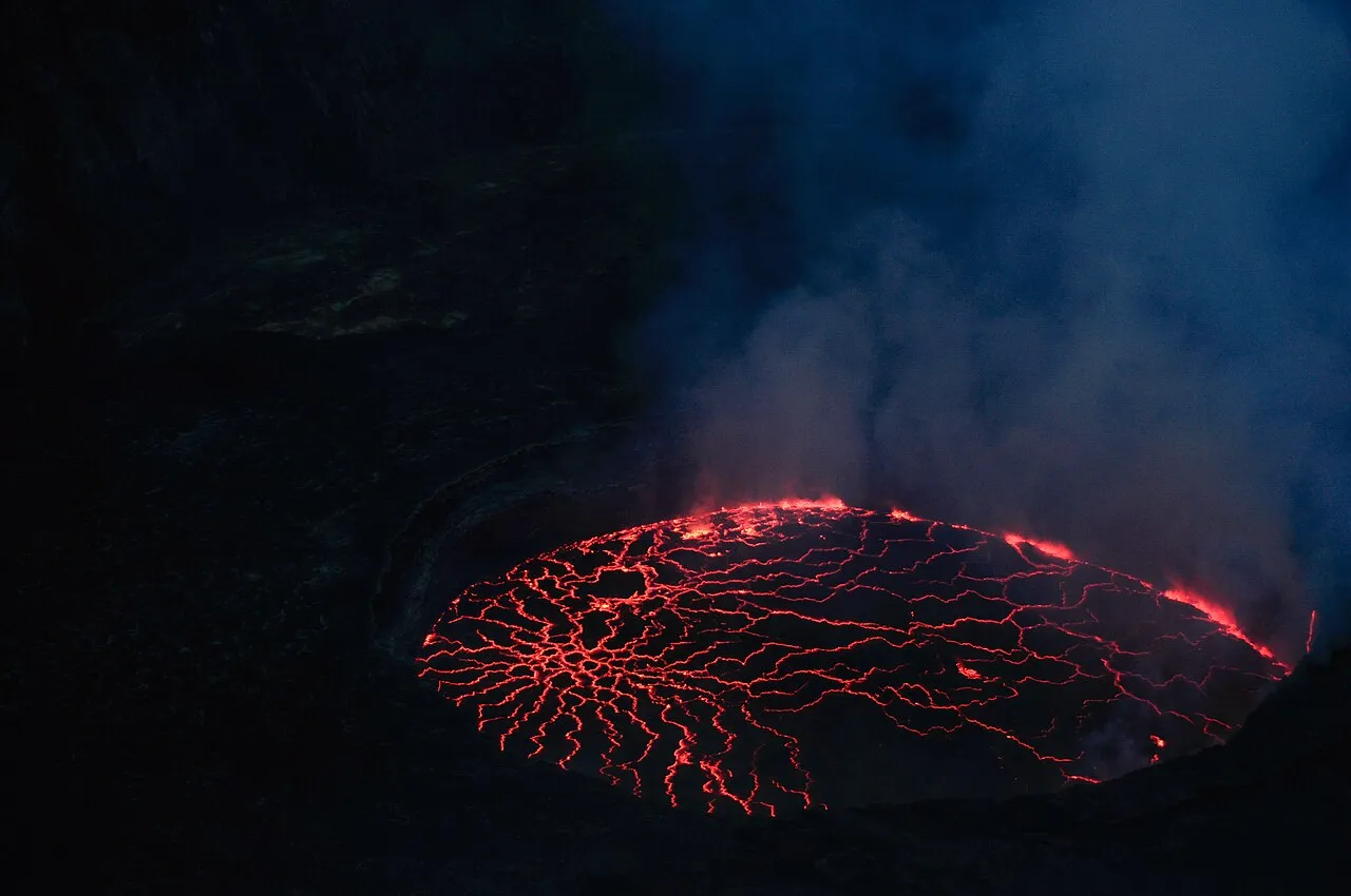 plaques de croûte sombre fracturées à la surface du lac de lave du Nyiragongo plaques de croûte sombre fracturées à la surface du lac de lave du Nyiragongo