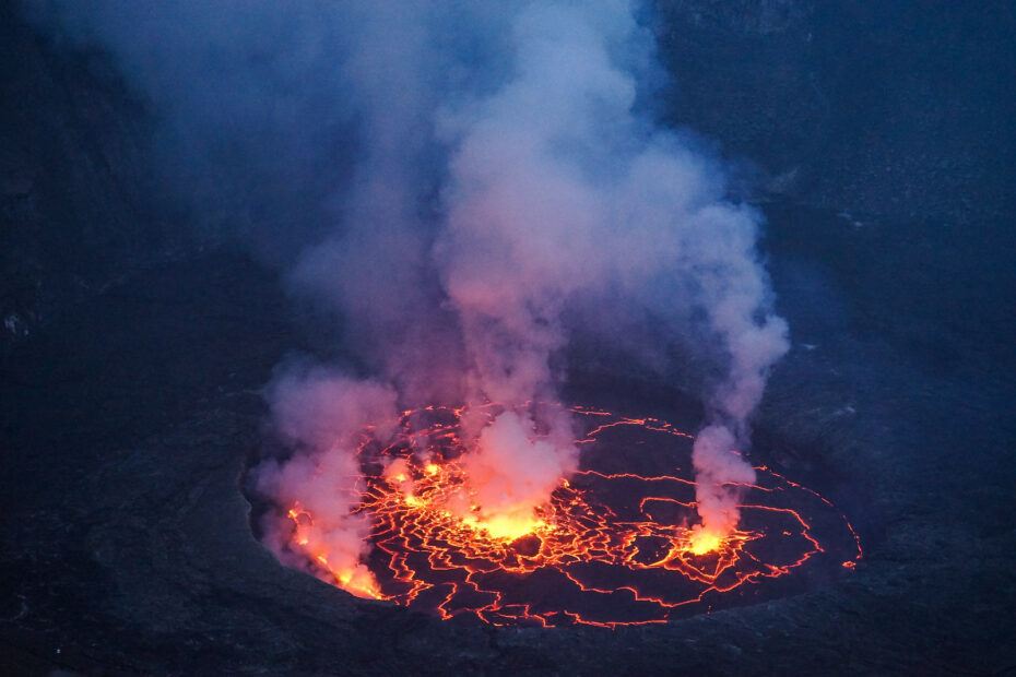 Le lac de lave du Nyiragongo, spectaculaire mais pas vraiment permanent le lac de lave permanent du mont nyiragongo 7 panorama du mont Nyiragongo et de son cratère volcanique