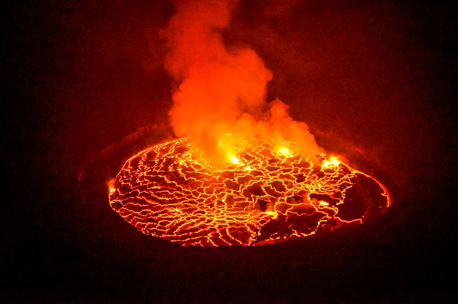 lueur rouge du lac de lave du Nyiragongo visible dans son cratère lueur rouge du lac de lave du Nyiragongo visible dans son cratère