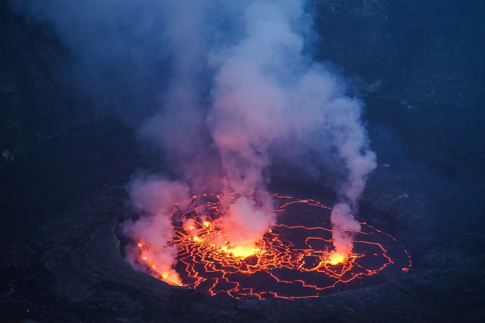 panorama du mont Nyiragongo et de son cratère volcanique panorama du mont Nyiragongo et de son cratère volcanique