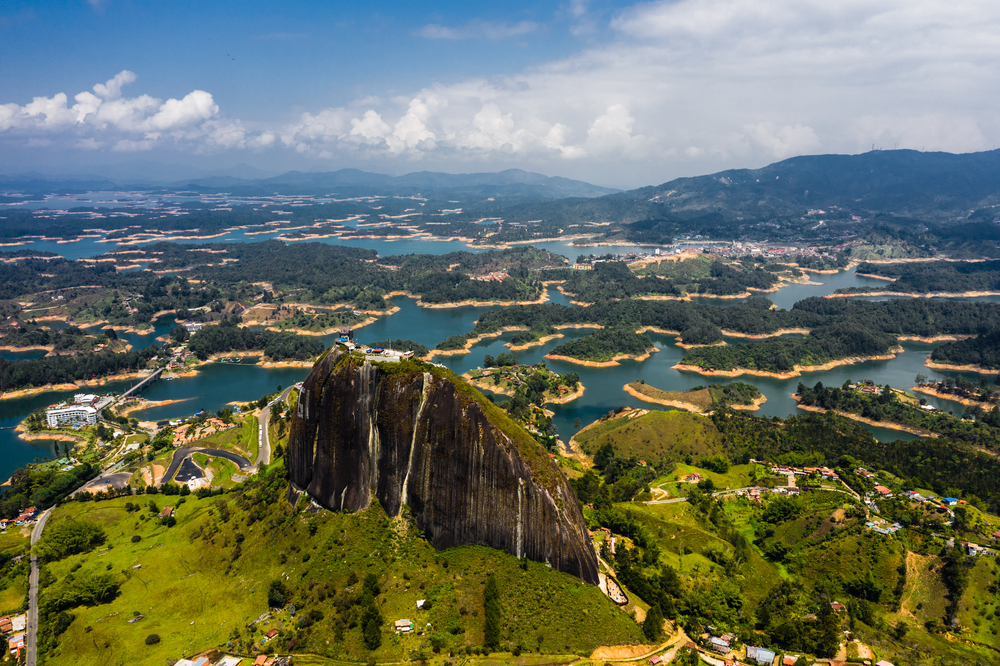 Le rocher de Guatapé le rocher de guatape el piedra de penon colombie 1 le-rocher-de-guatape-el-piedra-de-penon-colombie-1