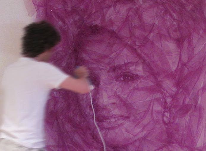 Benjamin Shine crée des tableaux en tulle avec un fer à repasser les tableaux en tulle avec un fer a repasser Benjamin Shine 5 les-tableaux-en-tulle-avec-un-fer-a-repasser-Benjamin-Shine-5
