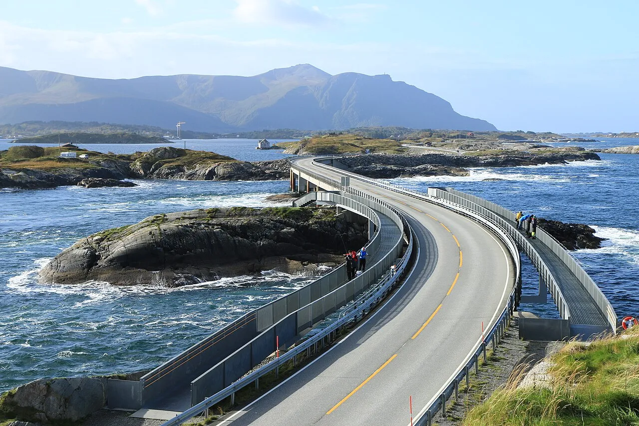 Passerelles de pêche de Myrbærholmbrua le long de la route de l’Atlantique Passerelles de pêche de Myrbærholmbrua le long de la route de l’Atlantique