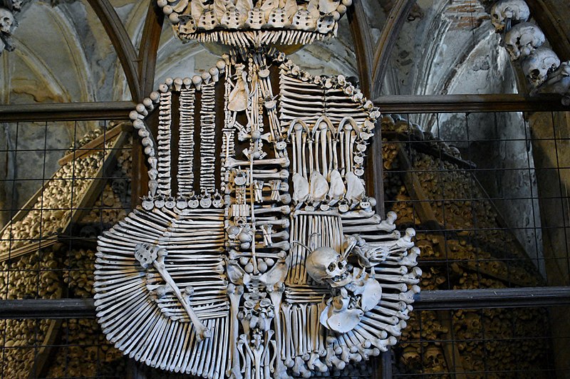 L'ossuaire de Sedlec, une église décorée des ossements de 40.000 personnes ossuaire de sedlec eglise decoree des ossements de 40000 personnes 10 ossuaire-de-sedlec-eglise-decoree-des-ossements-de-40000-personnes-10