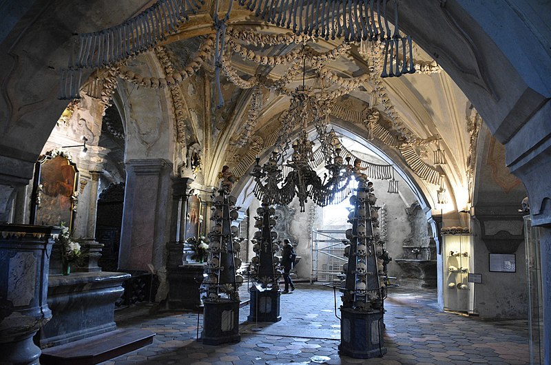 L'ossuaire de Sedlec, une église décorée des ossements de 40.000 personnes ossuaire de sedlec eglise decoree des ossements de 40000 personnes 13 1 ossuaire-de-sedlec-eglise-decoree-des-ossements-de-40000-personnes-13